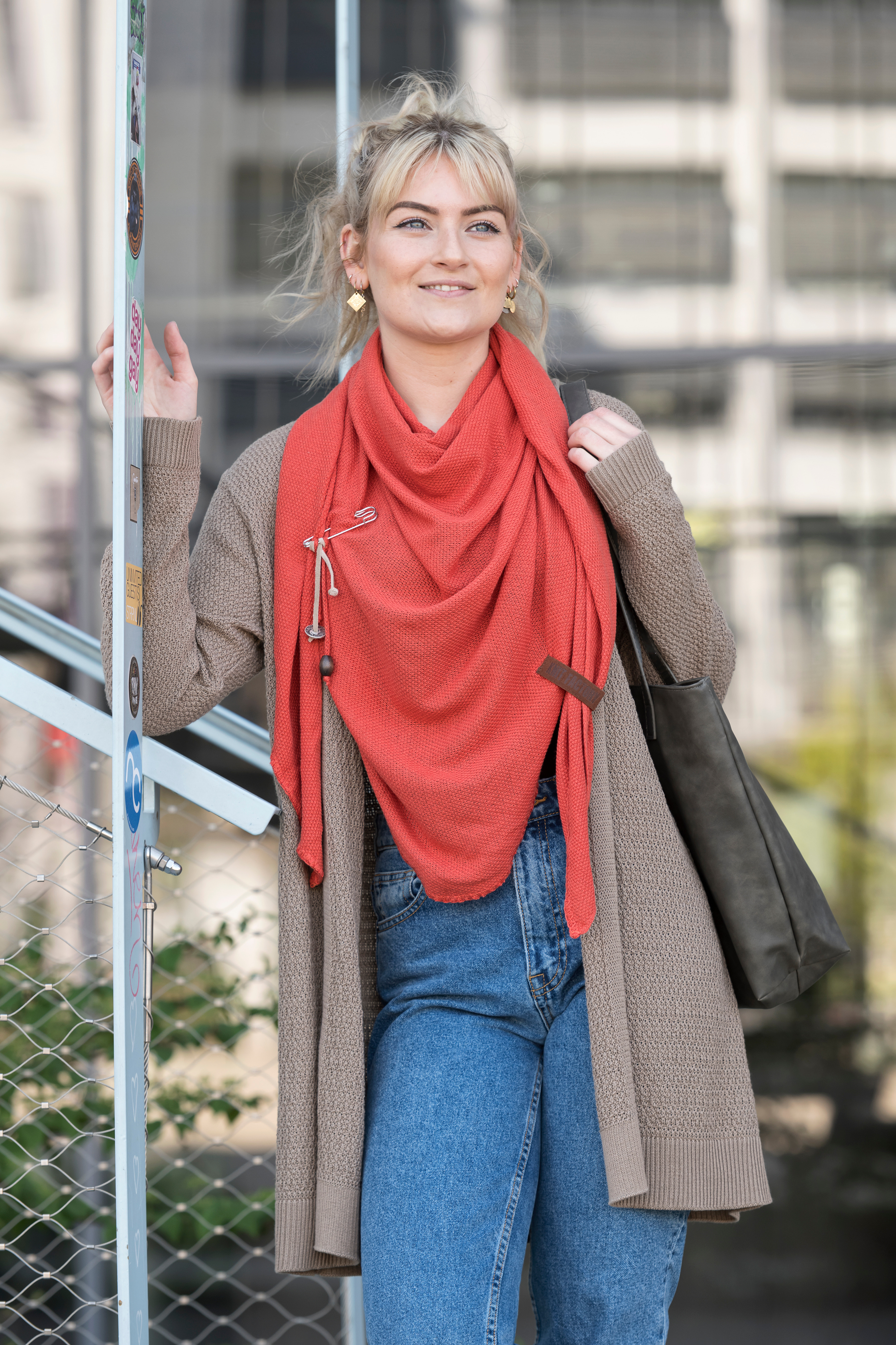 Lola Dreieckstuch gestrickt Nuss
