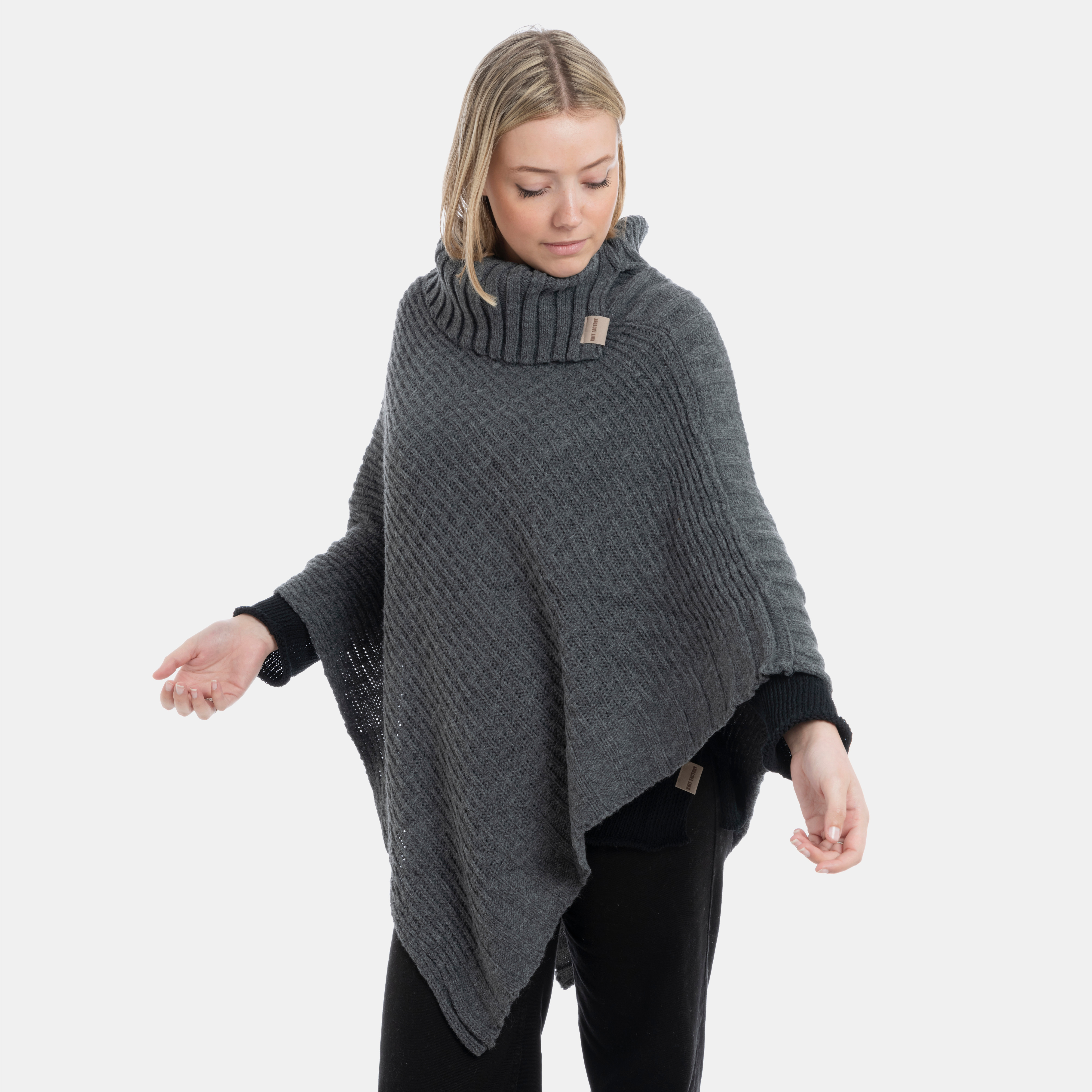 Nicky Gestrickter Poncho Anthrazit