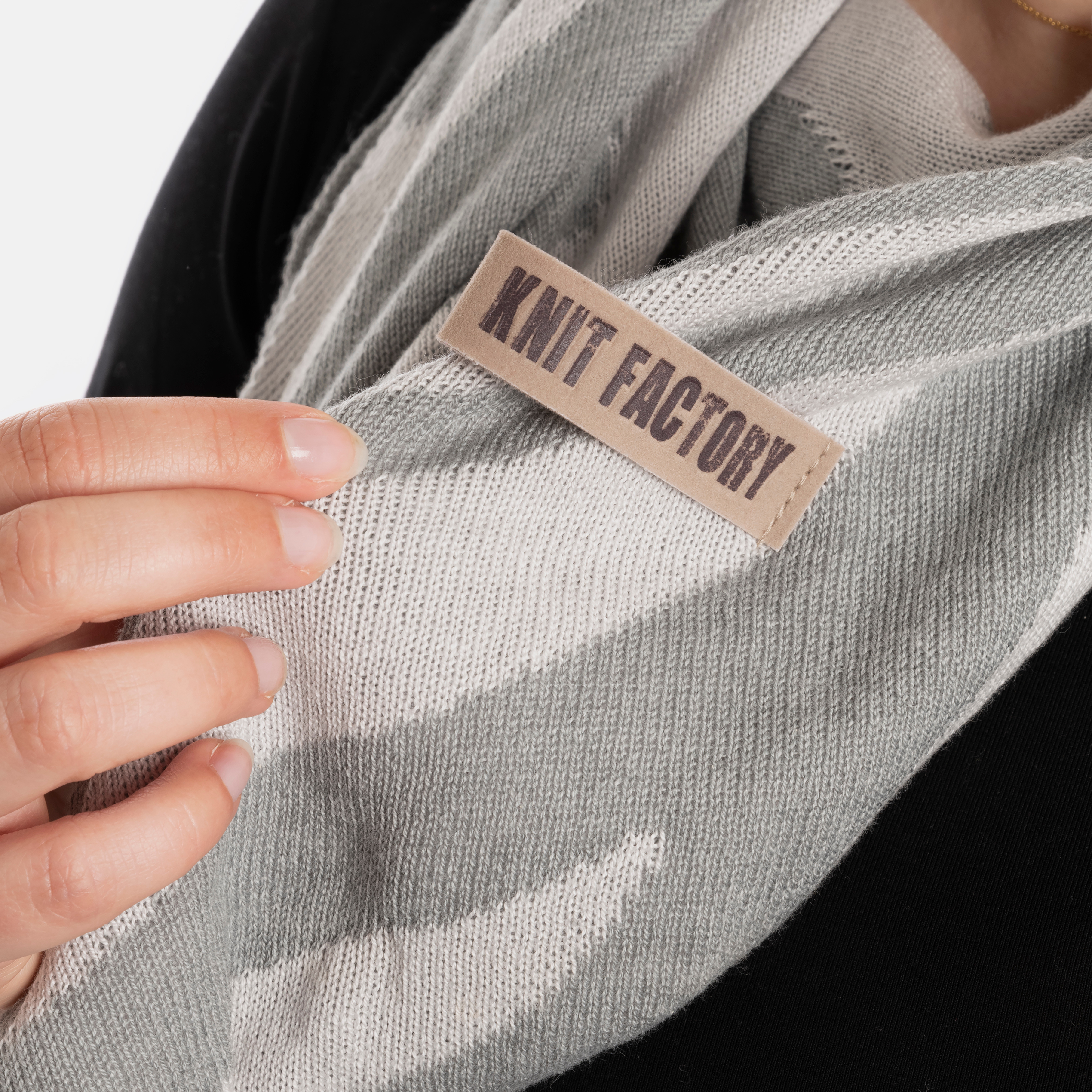 Leaf Triangle Scarf Bright Grey/Light Grey