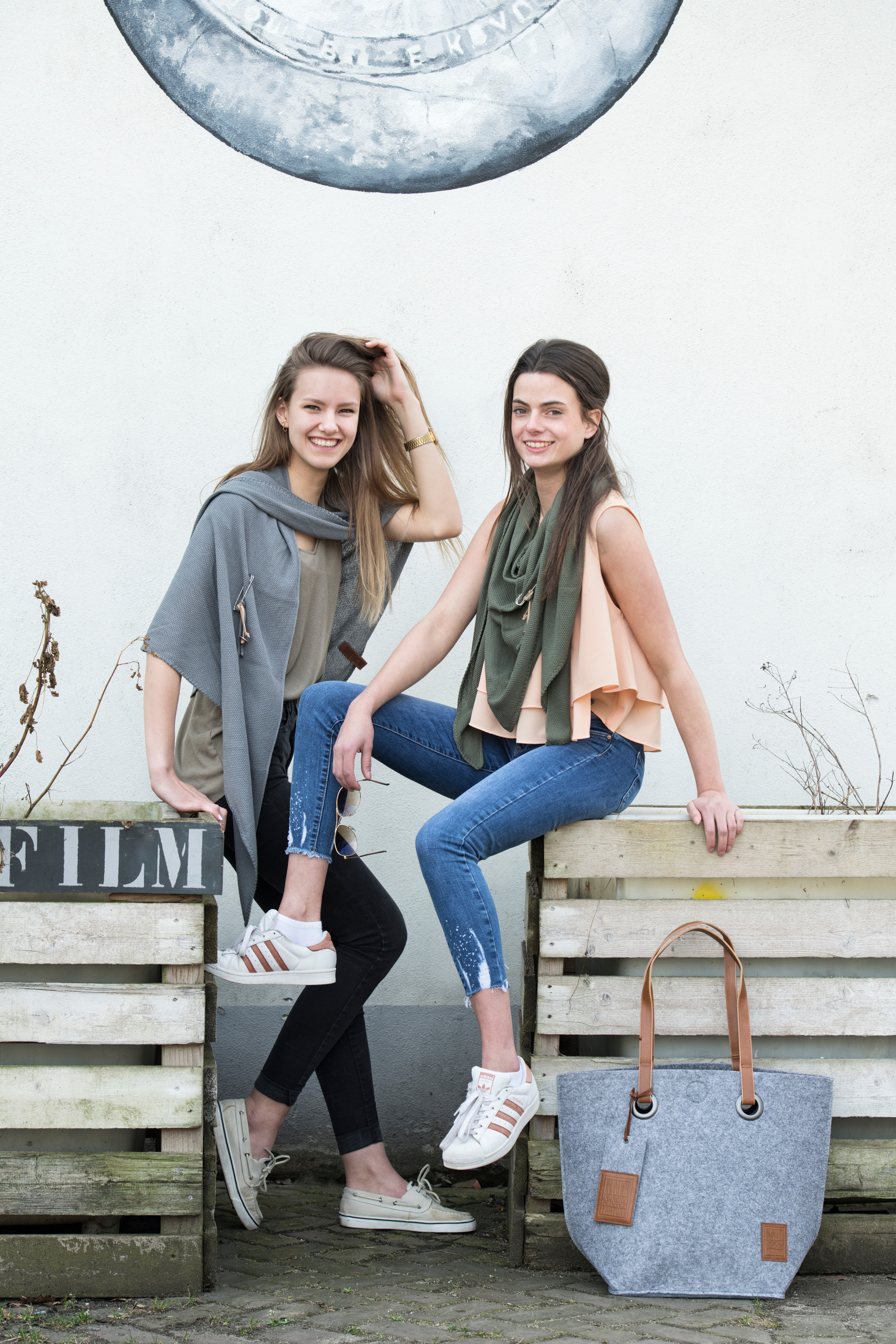 Lola Triangle Scarf Med Grey