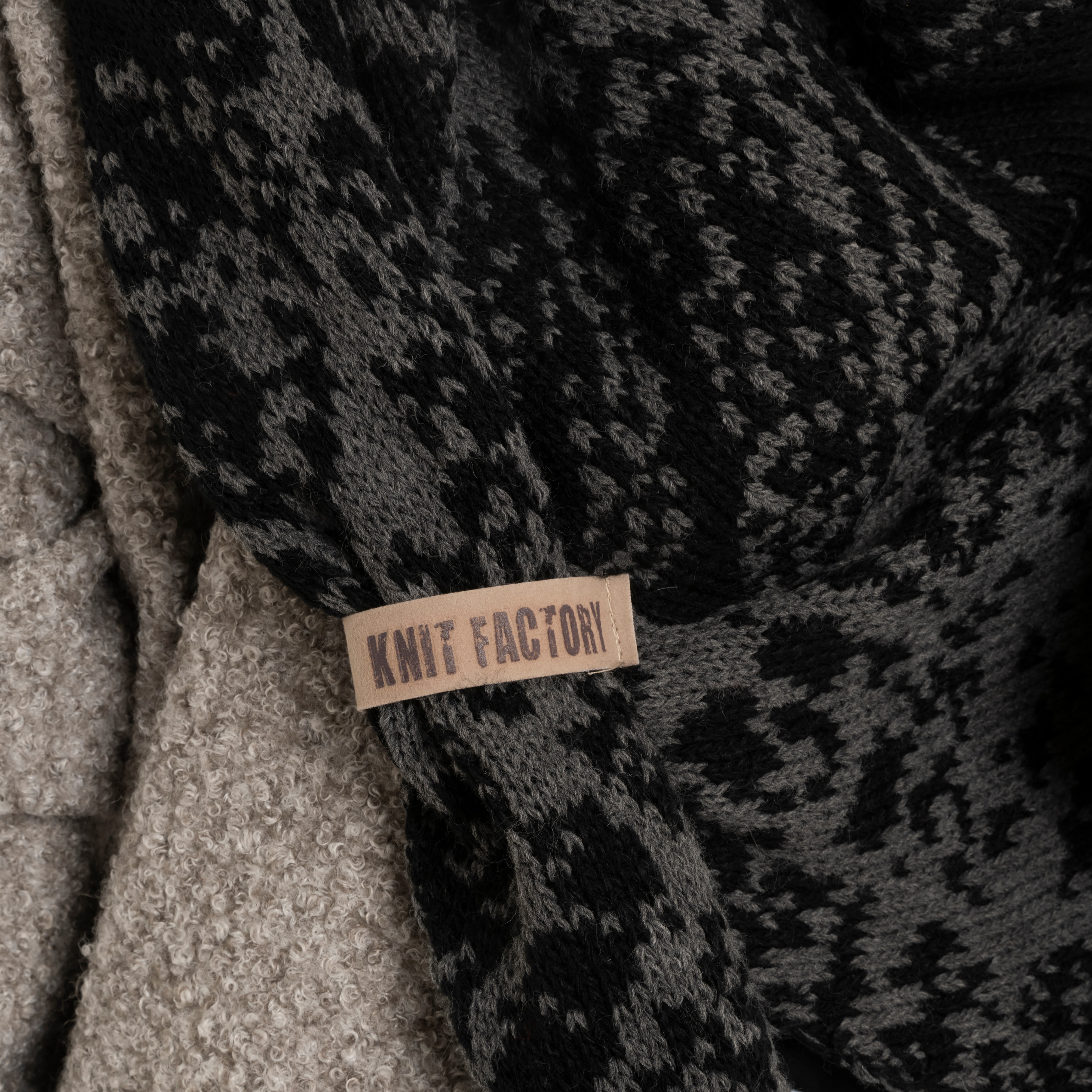 Lea Triangle Scarf Black/Anthracite