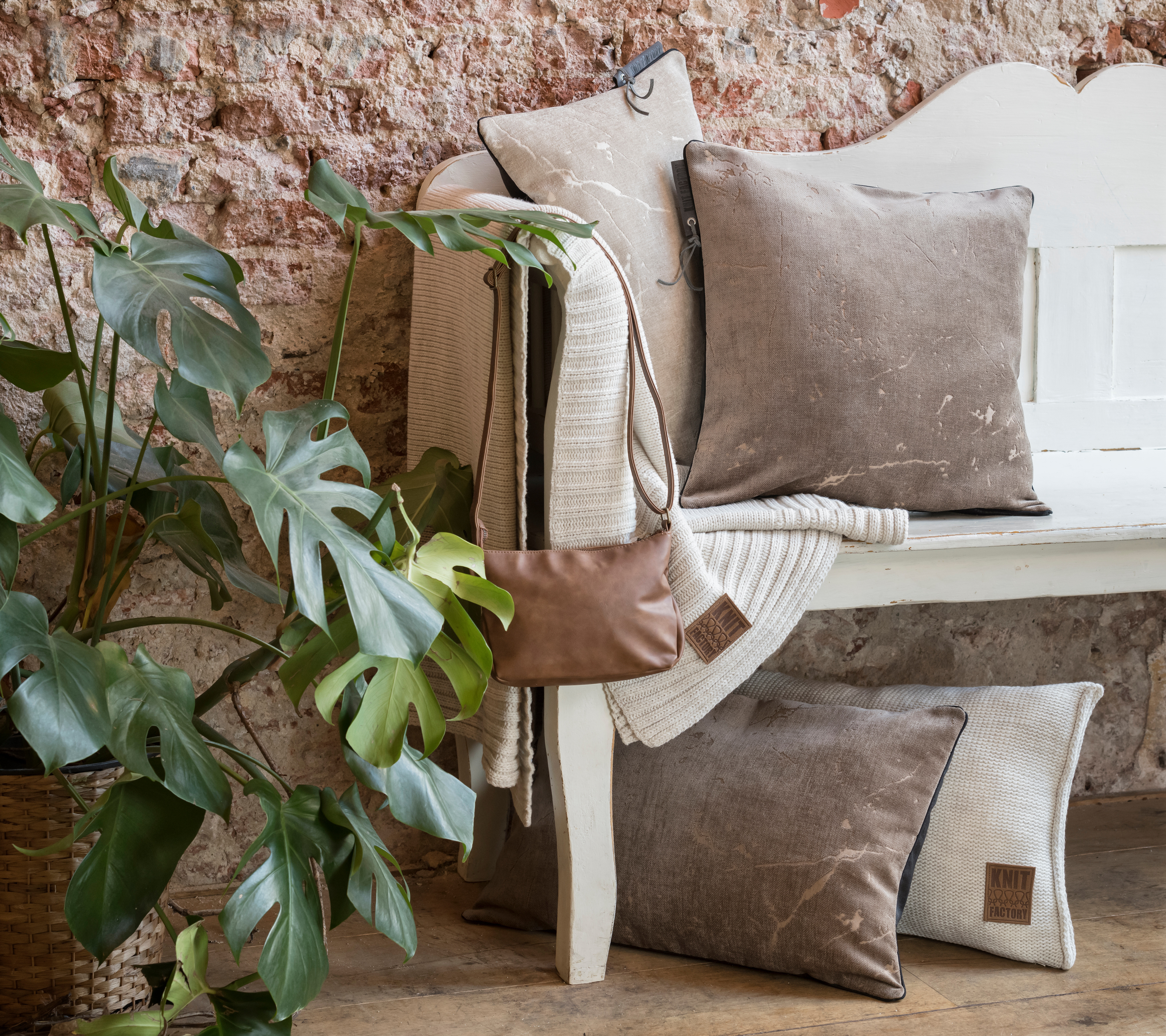 James Kissen Taupe - 50x50
