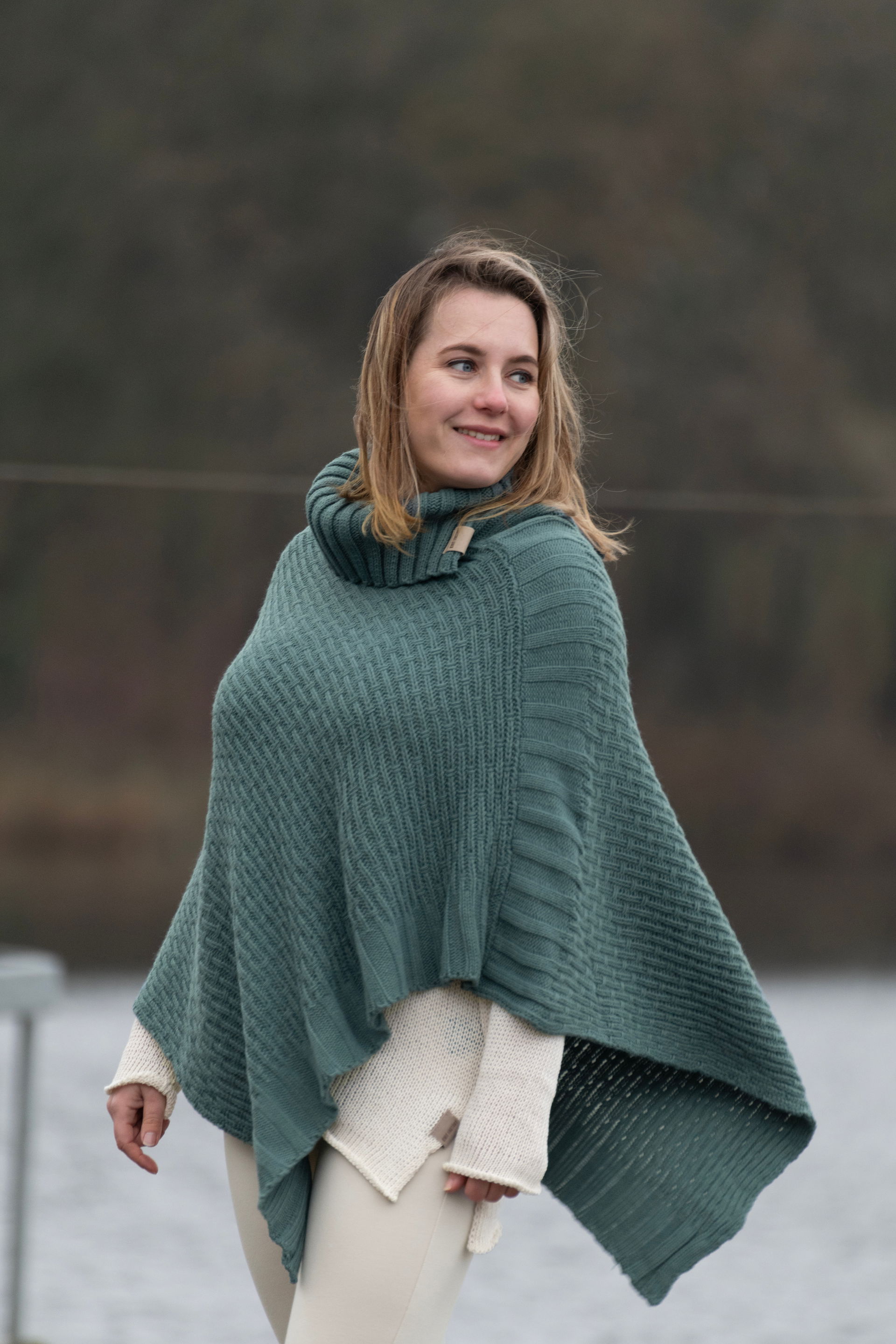 Nicky Gestrickter Poncho Nude