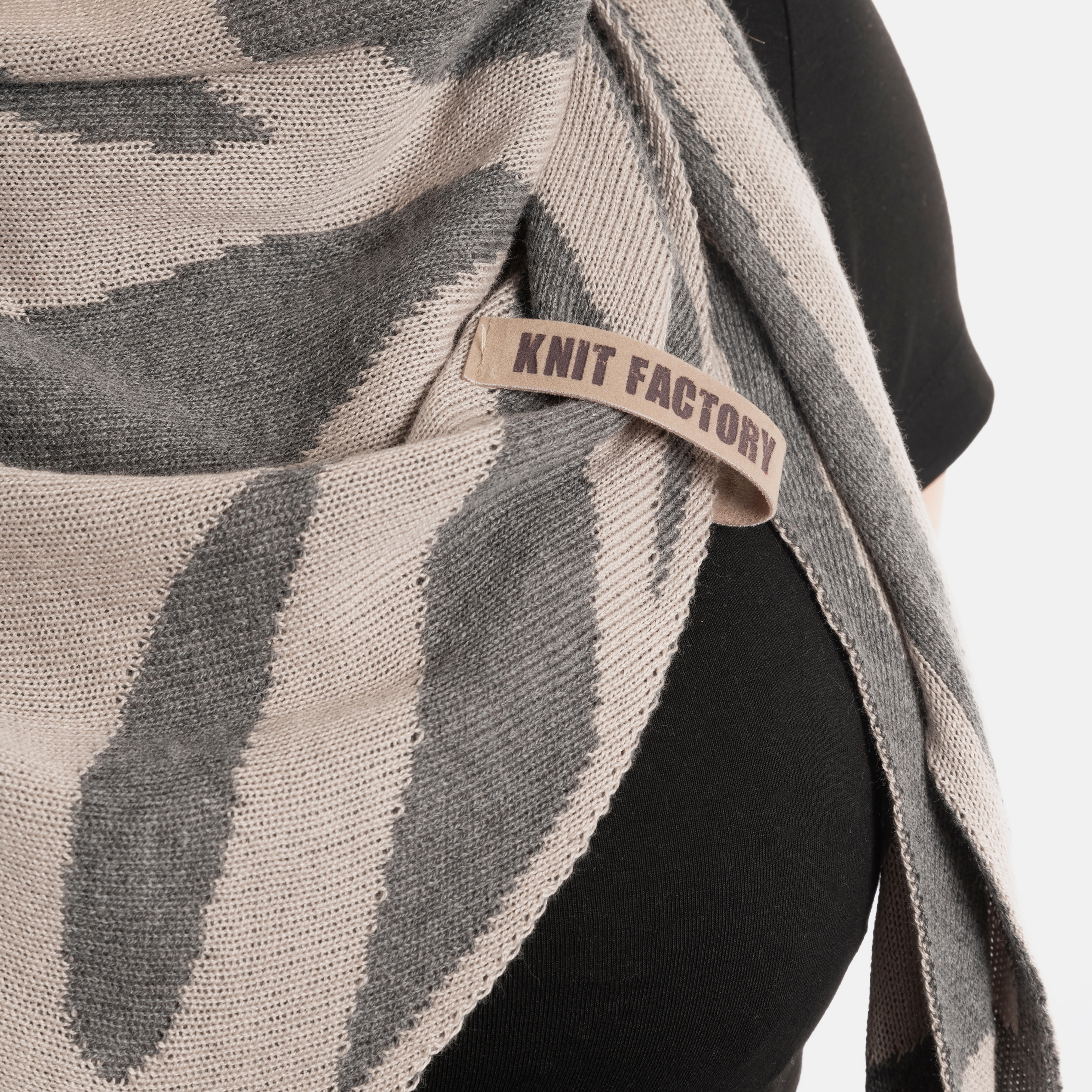 Leaf Triangle Scarf Pebble Grey/Med Grey