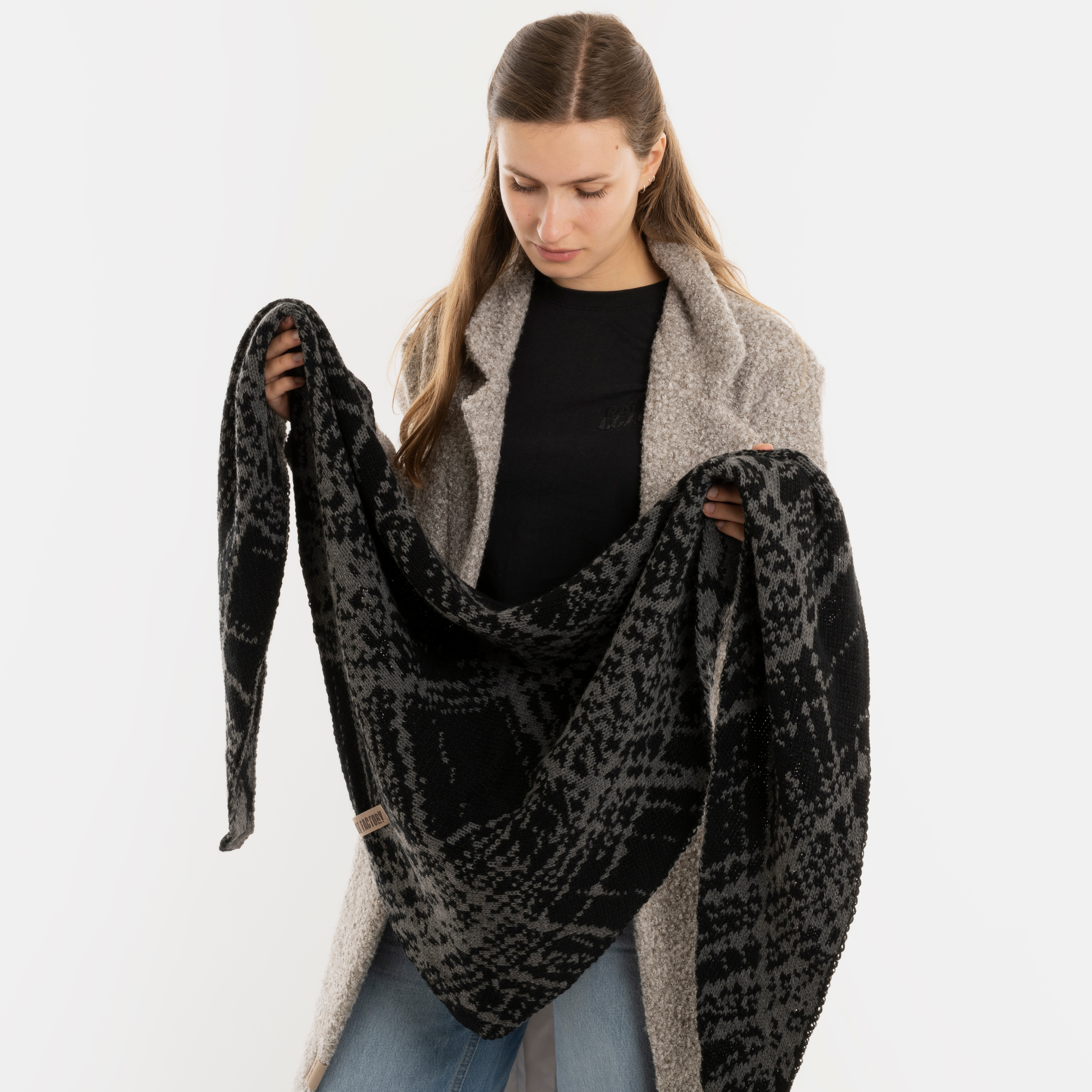 Lea Triangle Scarf Black/Anthracite