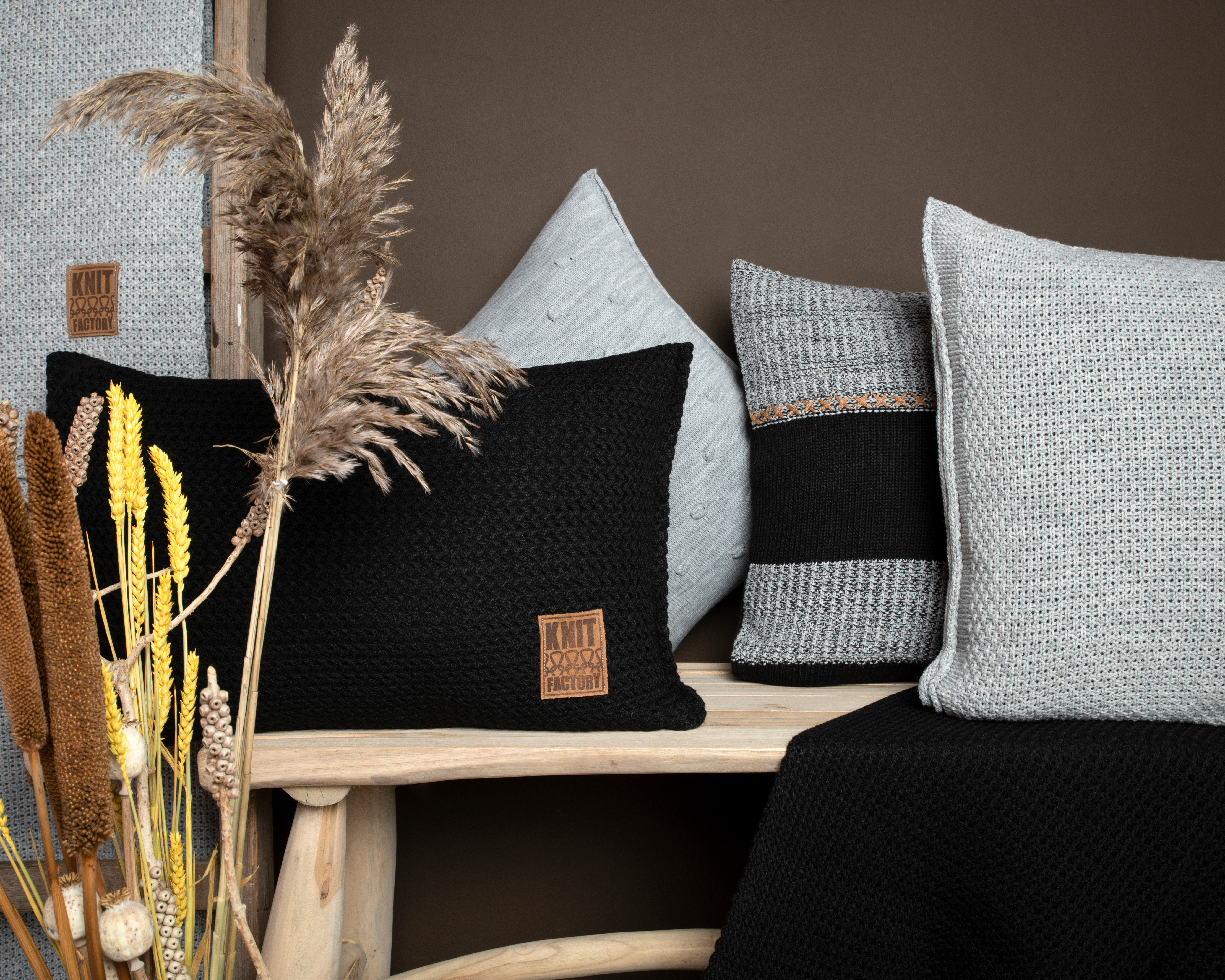 Maxx Cushion Black - 60x40