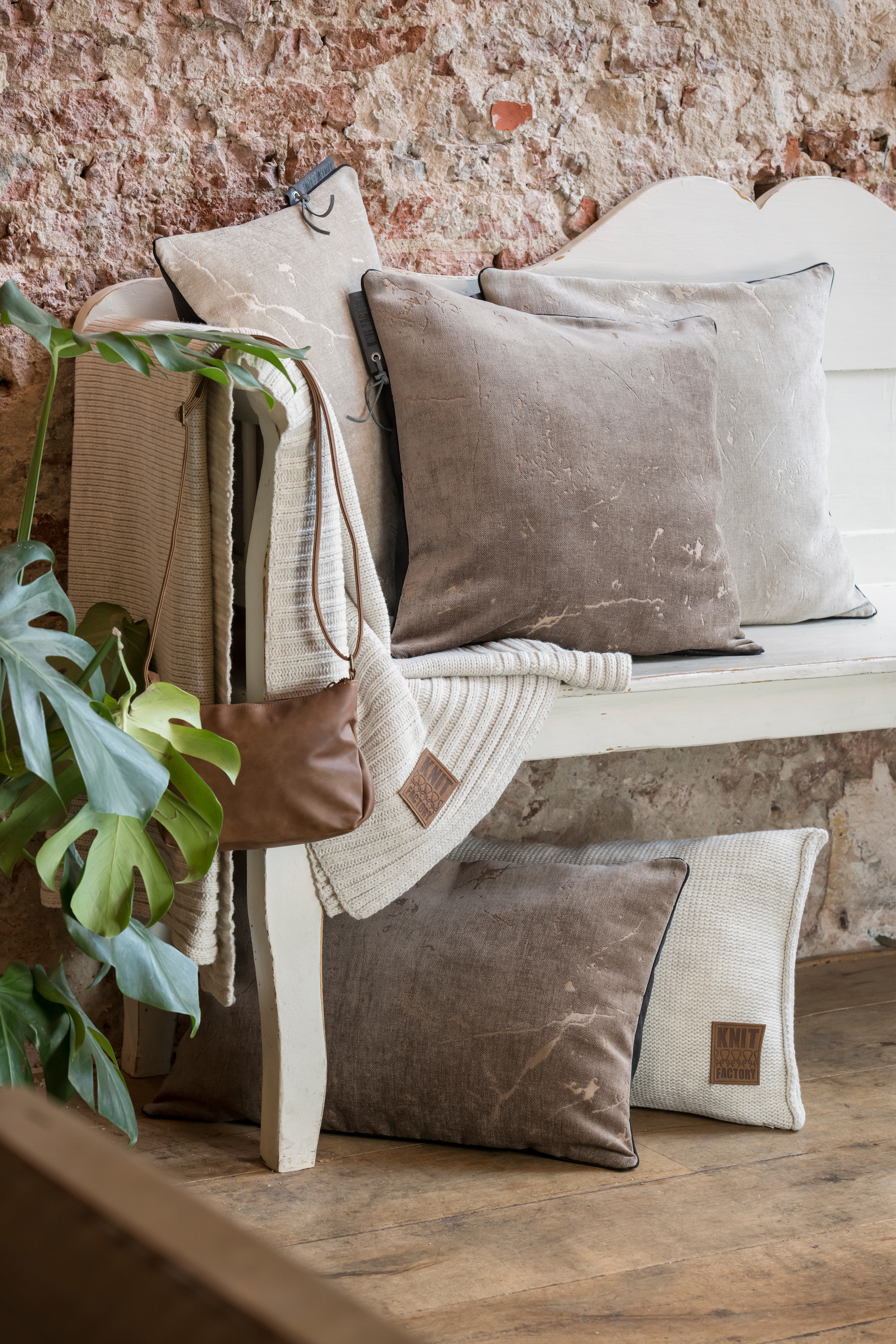 James Kussen Beige - 60x40