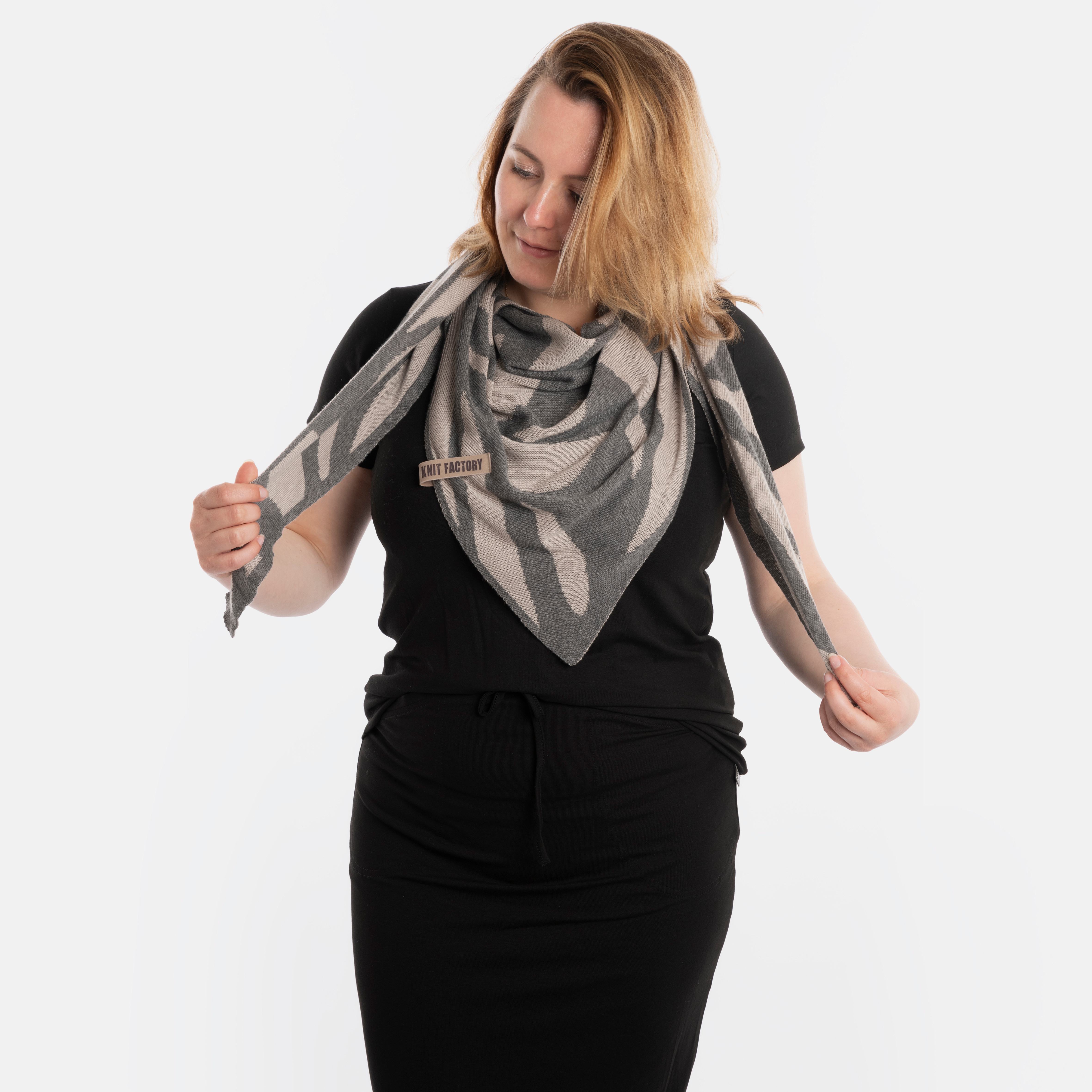 Leaf Triangle Scarf Pebble Grey/Med Grey