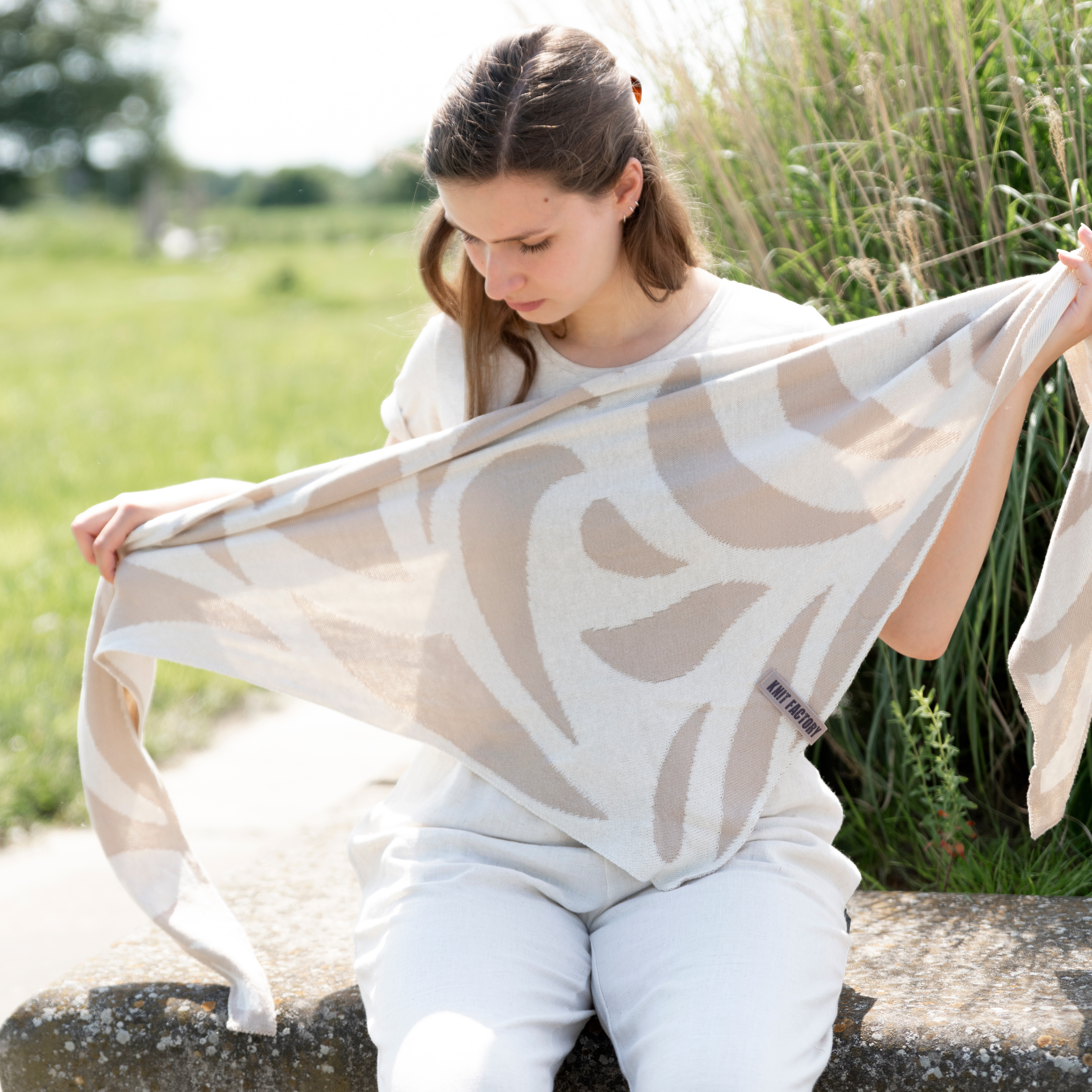 Leaf Triangle Scarf Pebble Grey/Med Grey